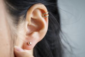 Cuáles son los cuidados necesarios para un piercing en la oreja infectado